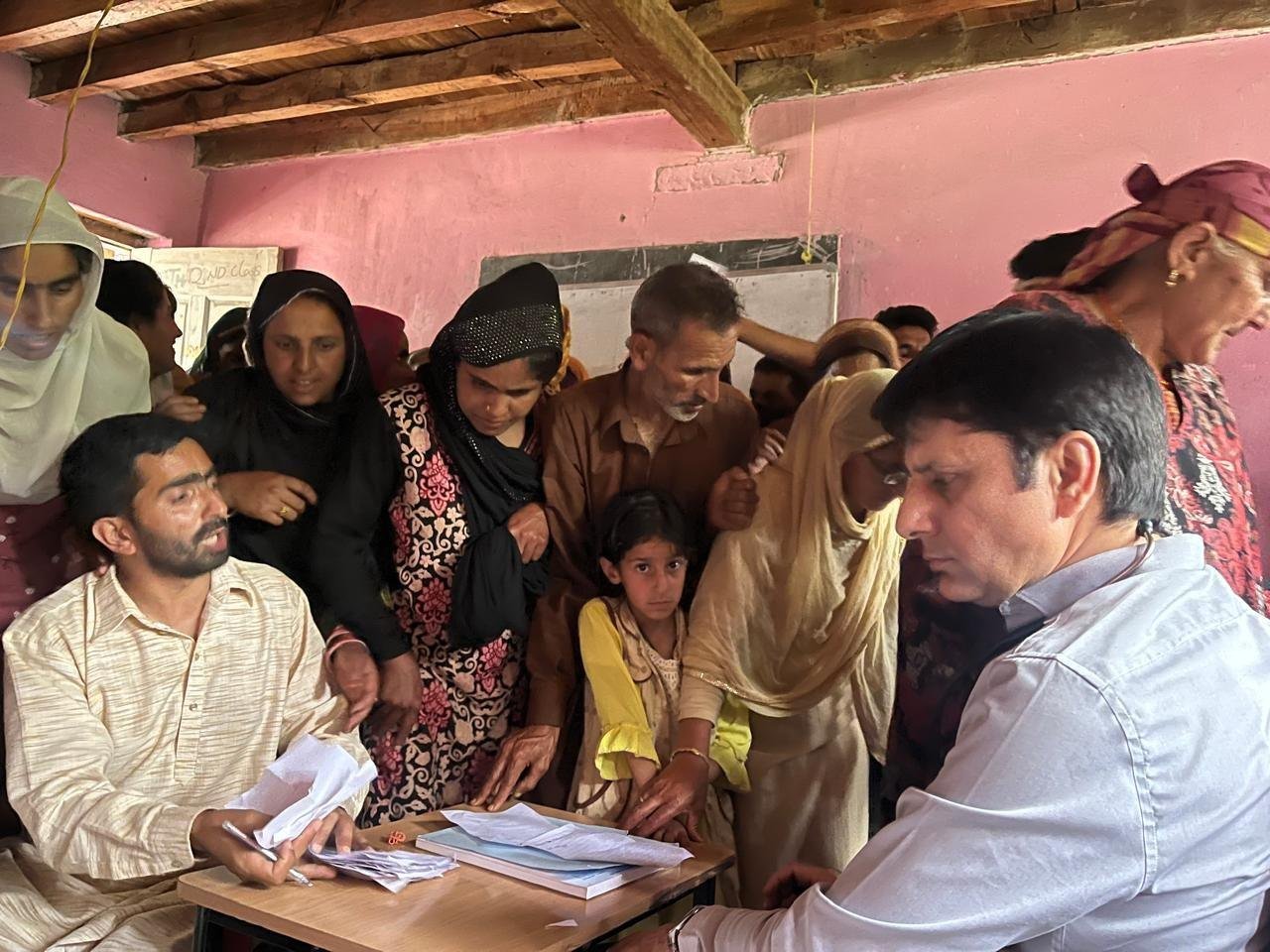 Crowd at the Warwan camp
